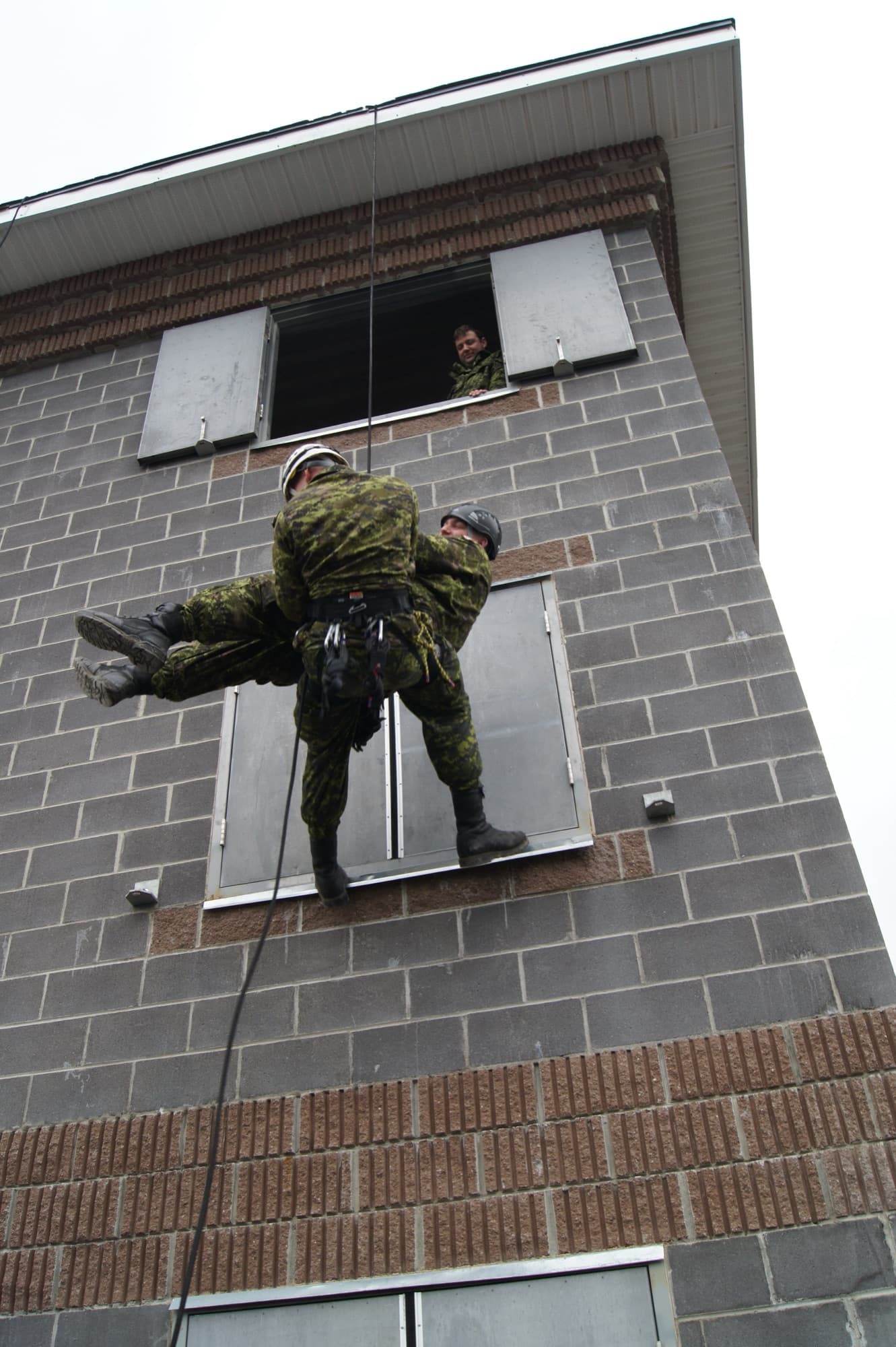 Anchor rigging setup in preparation for a rope stunt — image 3 of 6